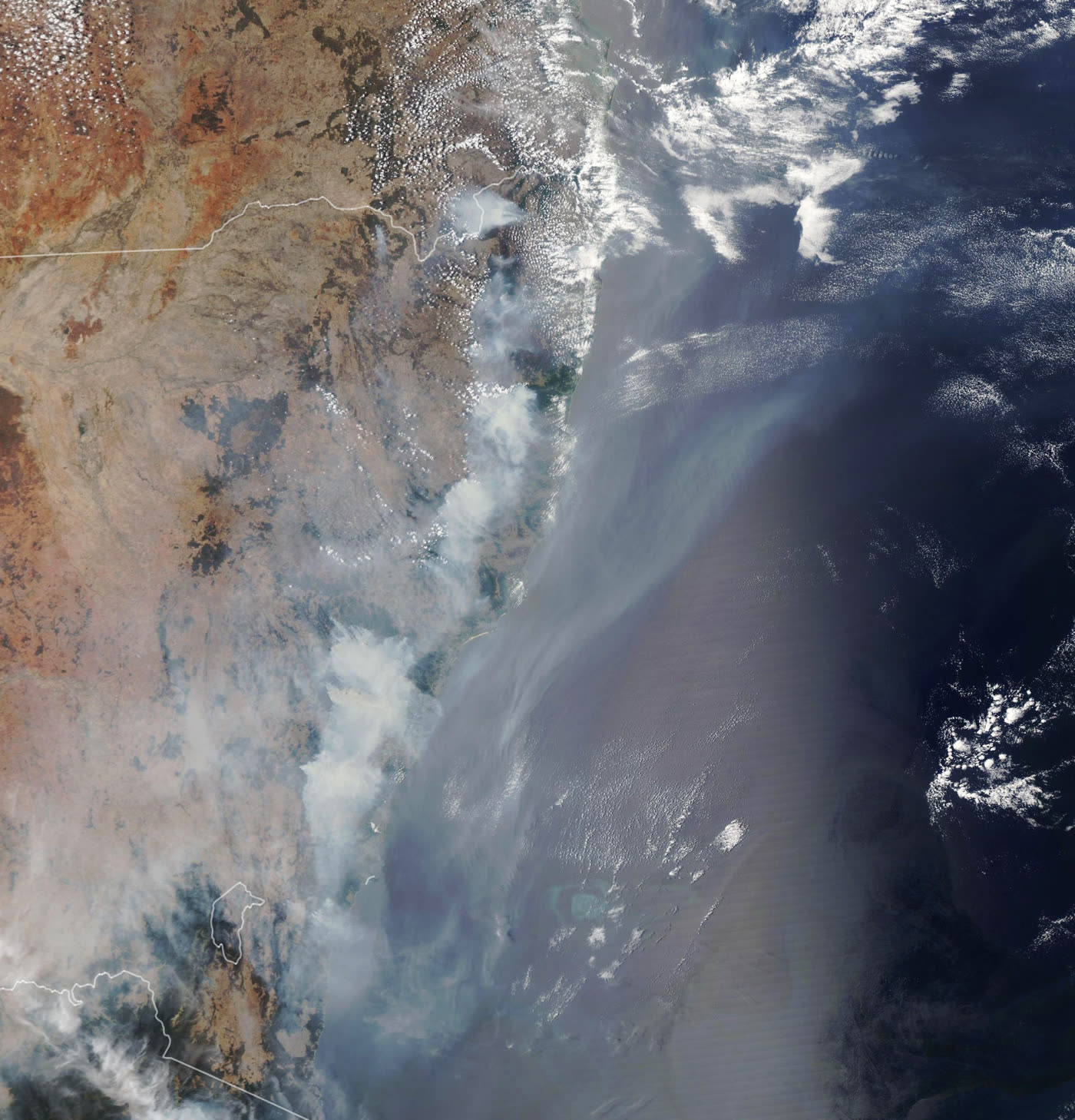 Satellittbilde av røyk fra skogbranner langs kysten av New South Wales, 9. desember 2019