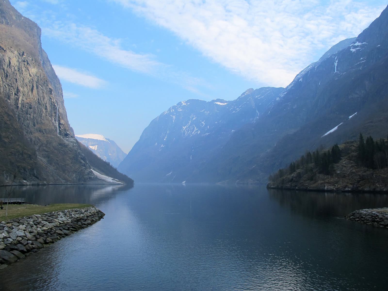 Nærøyfjorden, en smal fjord med bratte fjellsider